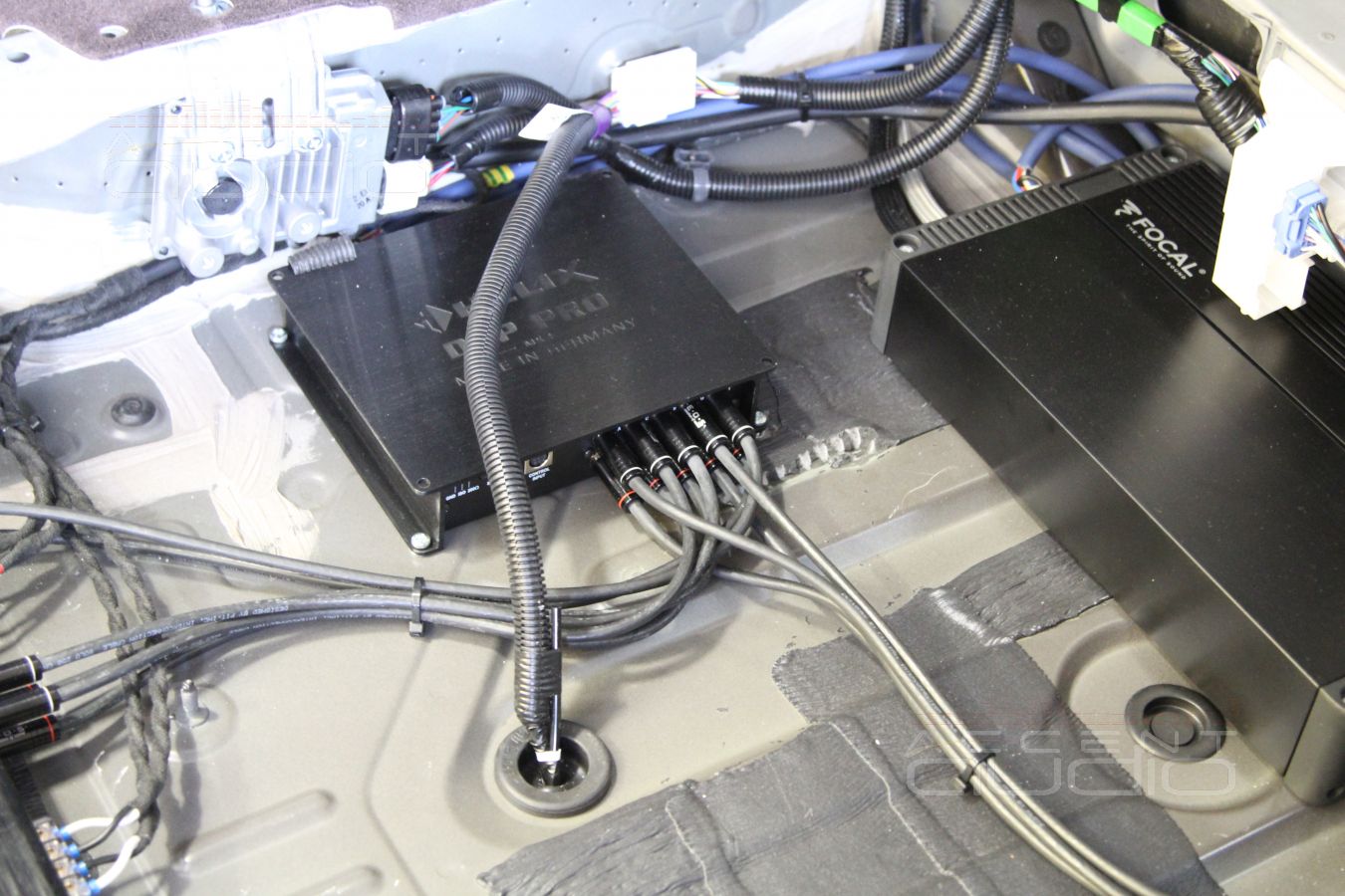 Скрытая установка усилителей и аудиопроцессора в кузове Lexus RX350.