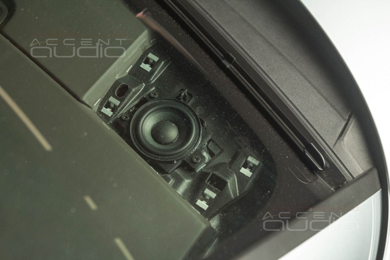 Сложный выбор и оригинальный монтаж СЧ динамиков в Porsche Macan