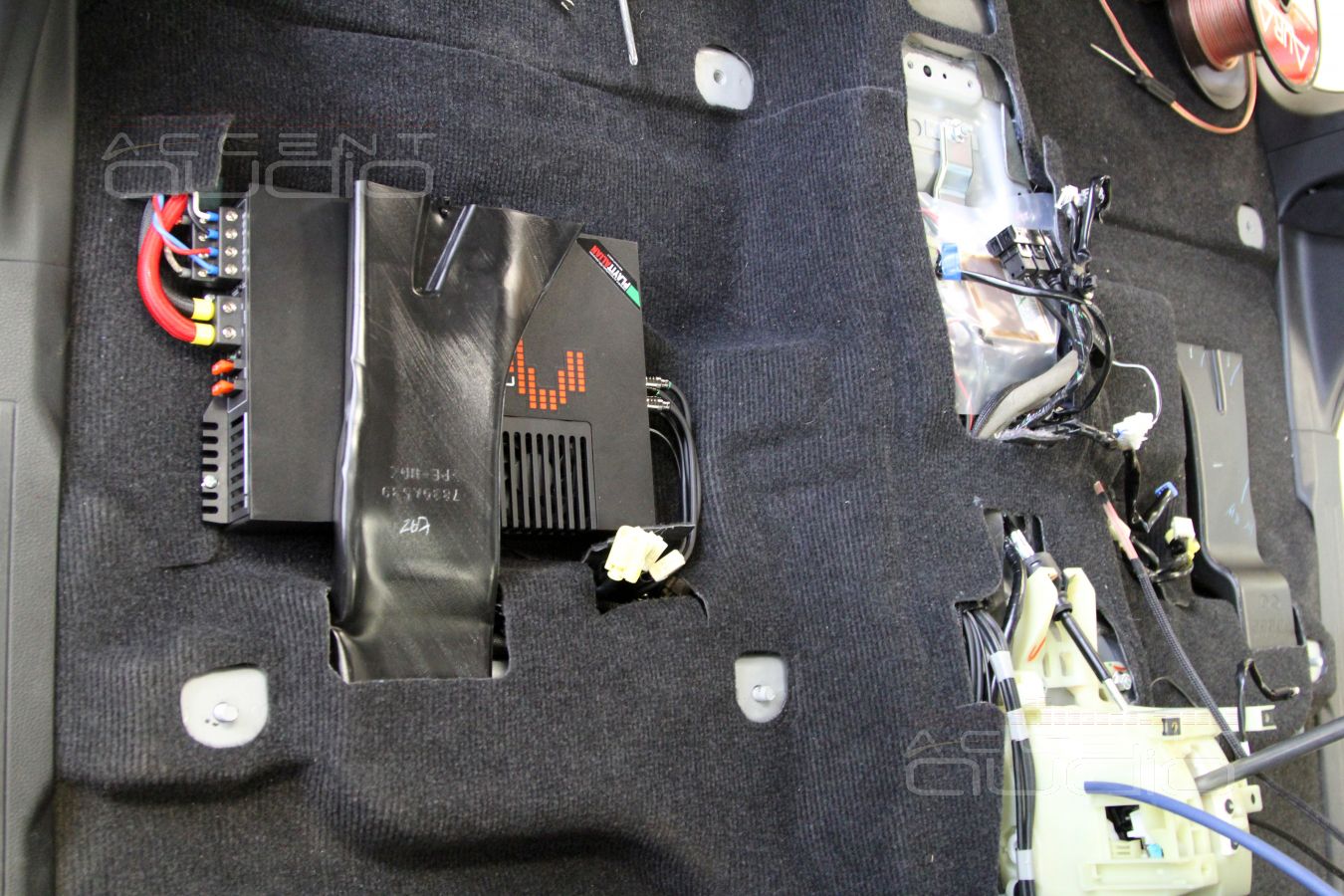 Установка усилителя Mosconi ONE 130/4