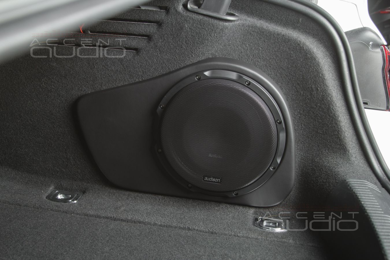 Исполнение встроенного сабвуфера для седана Audi A4