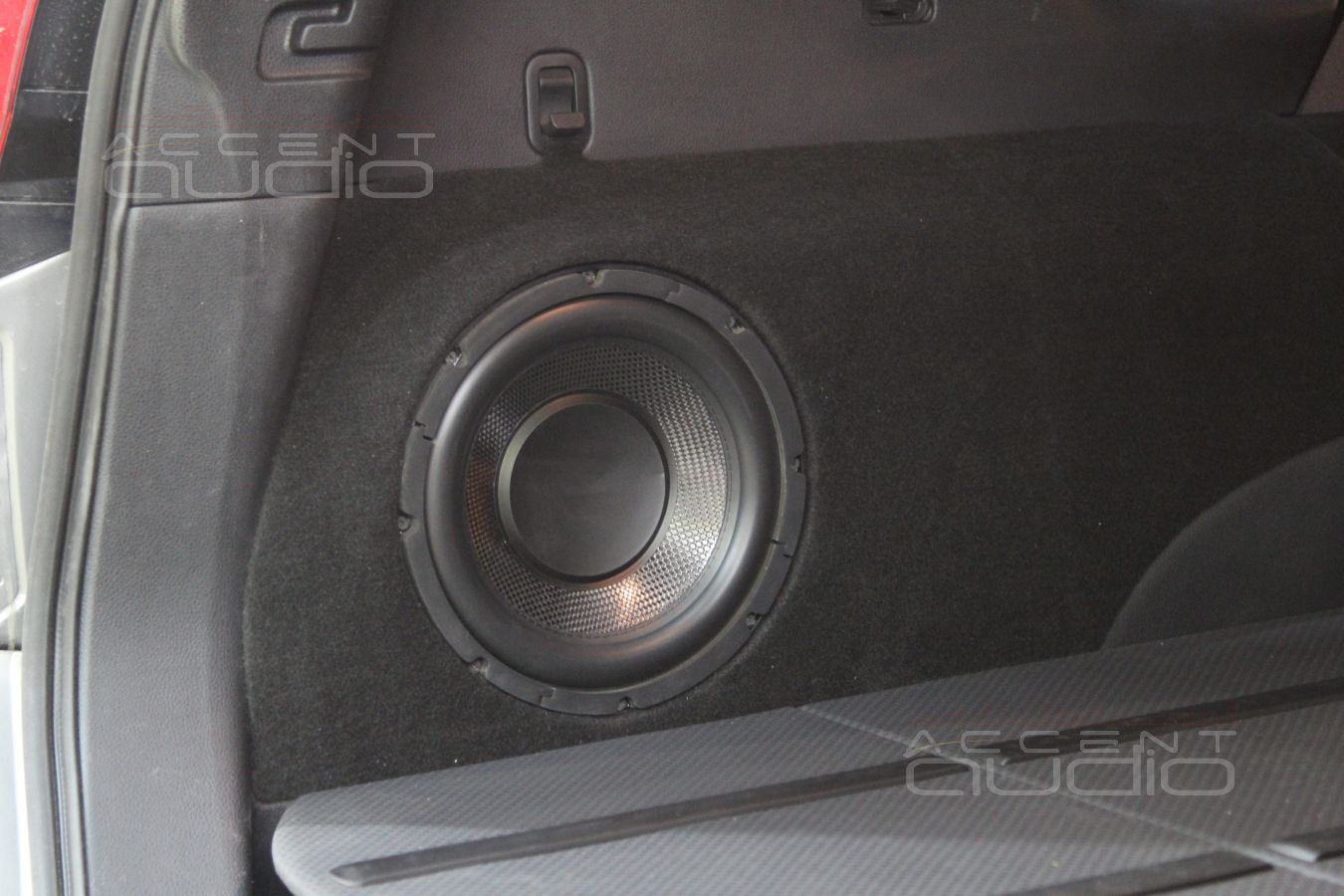 Встроенный сабвуфер стелс с Nissan X-Trail