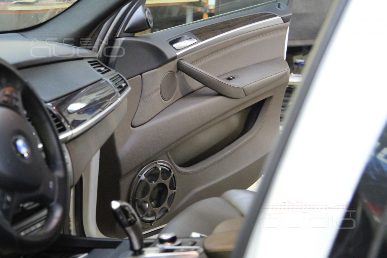 Установка мидбасов Morel в двери BMW X5