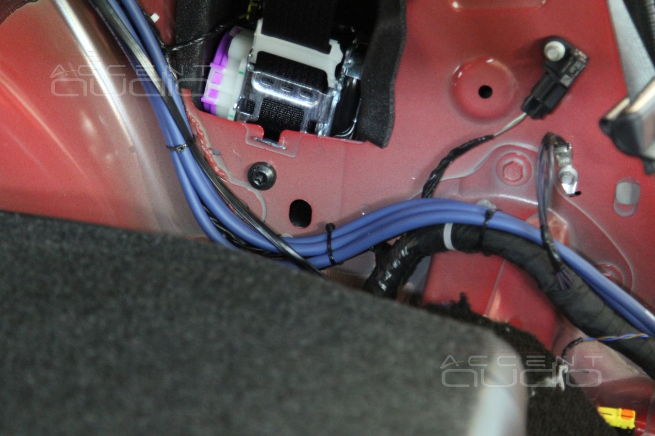 Процесс установки новой акустической системы Ford Mustang