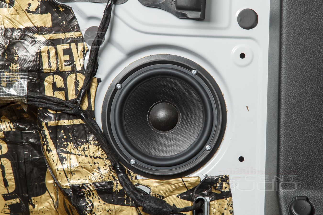 Аудиоподготовка, новые, быстрые и плотные мидбасы SOAudio в дверях Opel Zafira Life