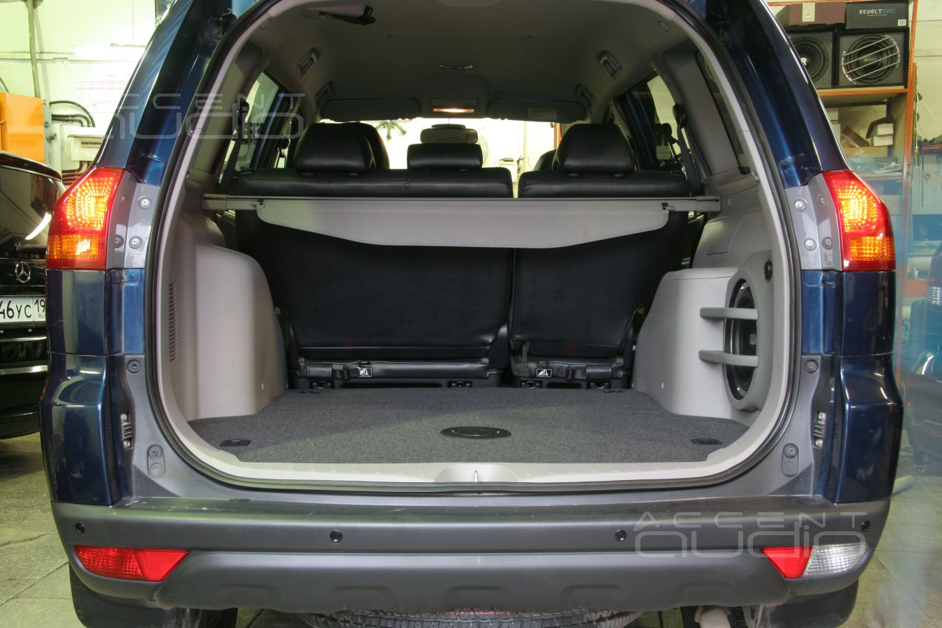 Сабвуфер стелс в Mitsubishi Pajero Sport