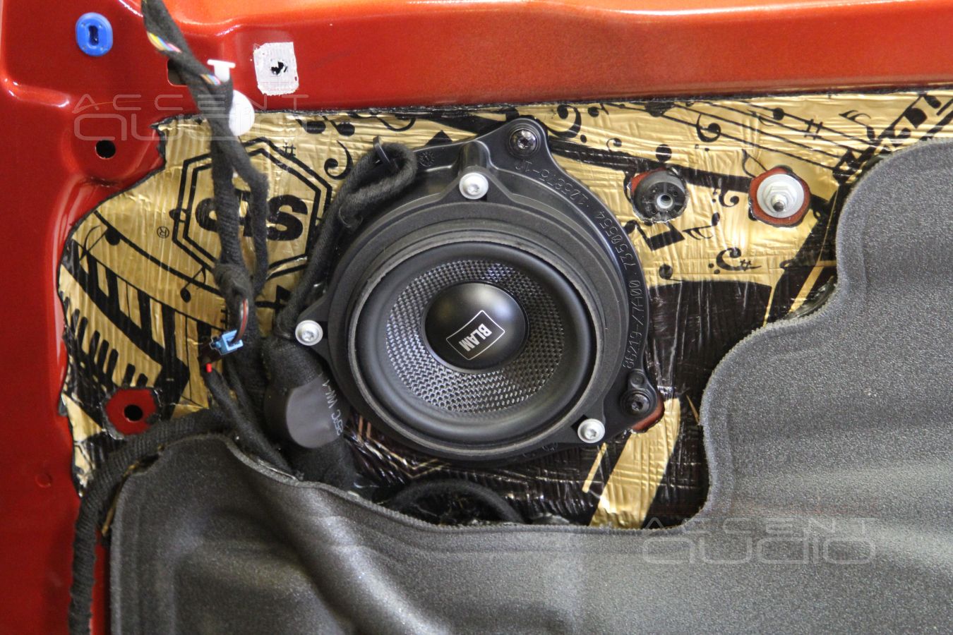 Шумоизоляция дверей и установка среднечастотников