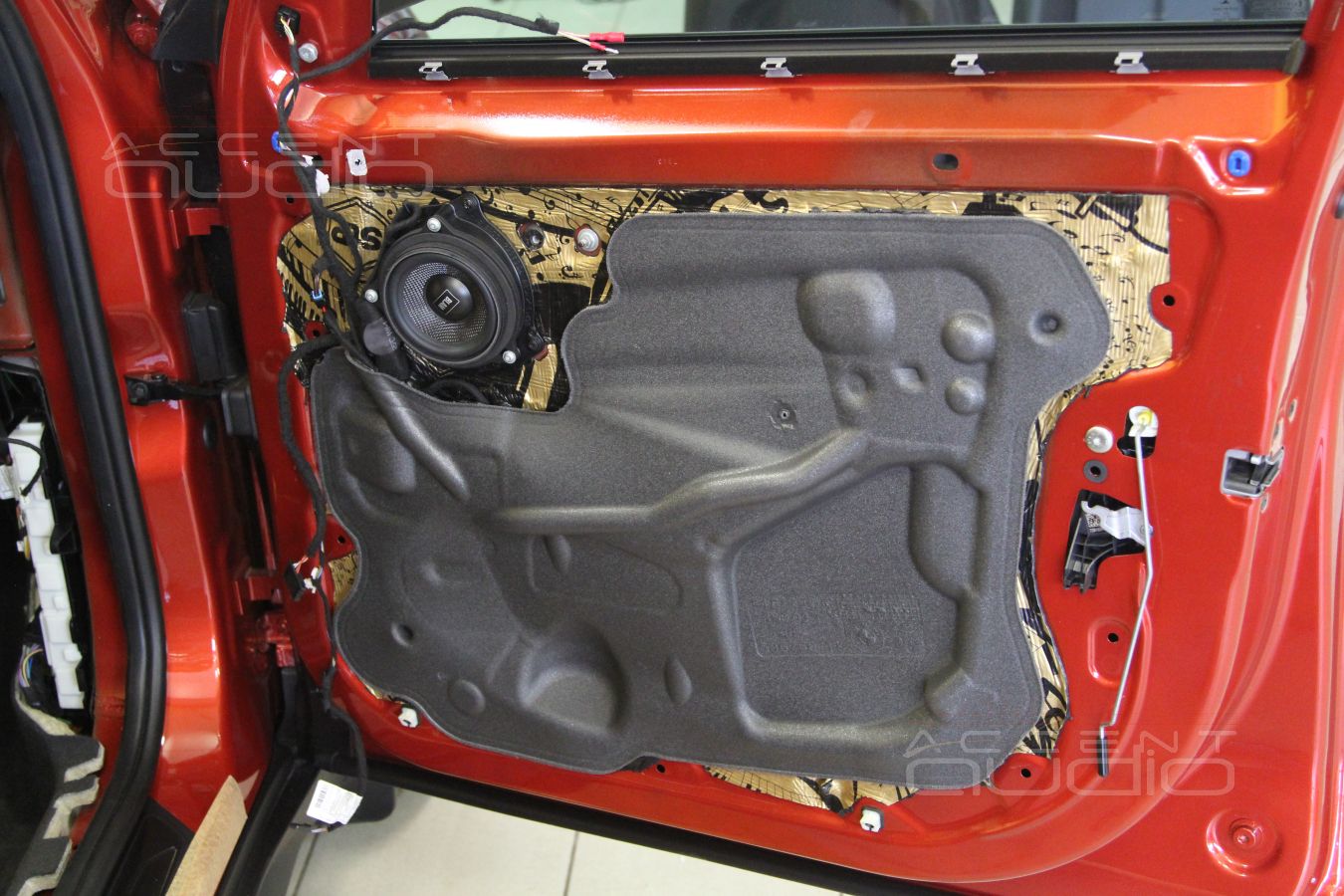 Шумоизоляция дверей и установка среднечастотников