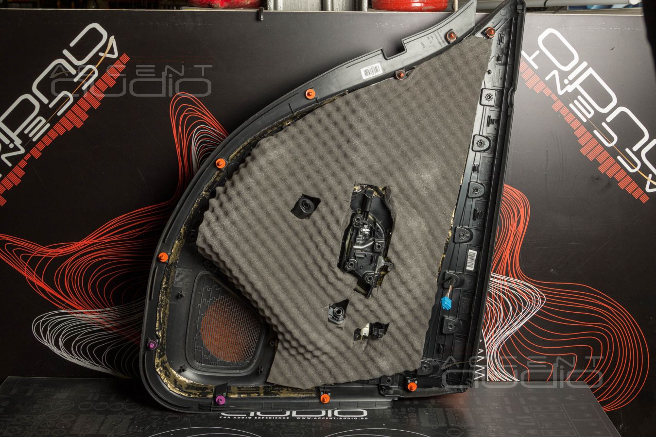 Тыловая акустика в Mercedes-Benz A 45 штатно – для плотной электроники и объема