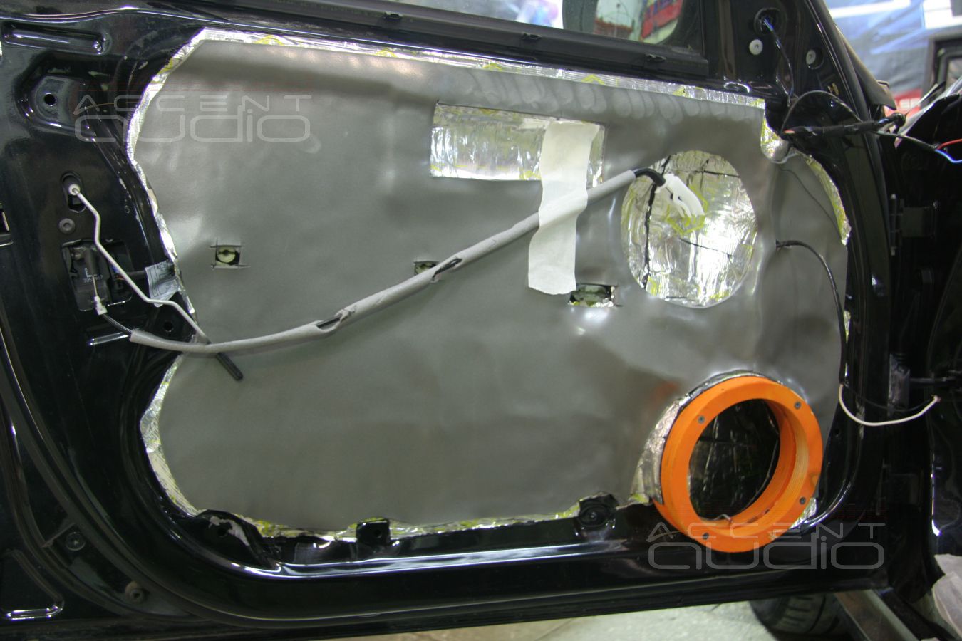 Аудиоподготовка и шумоизоляция дверей в BMW 330i E90