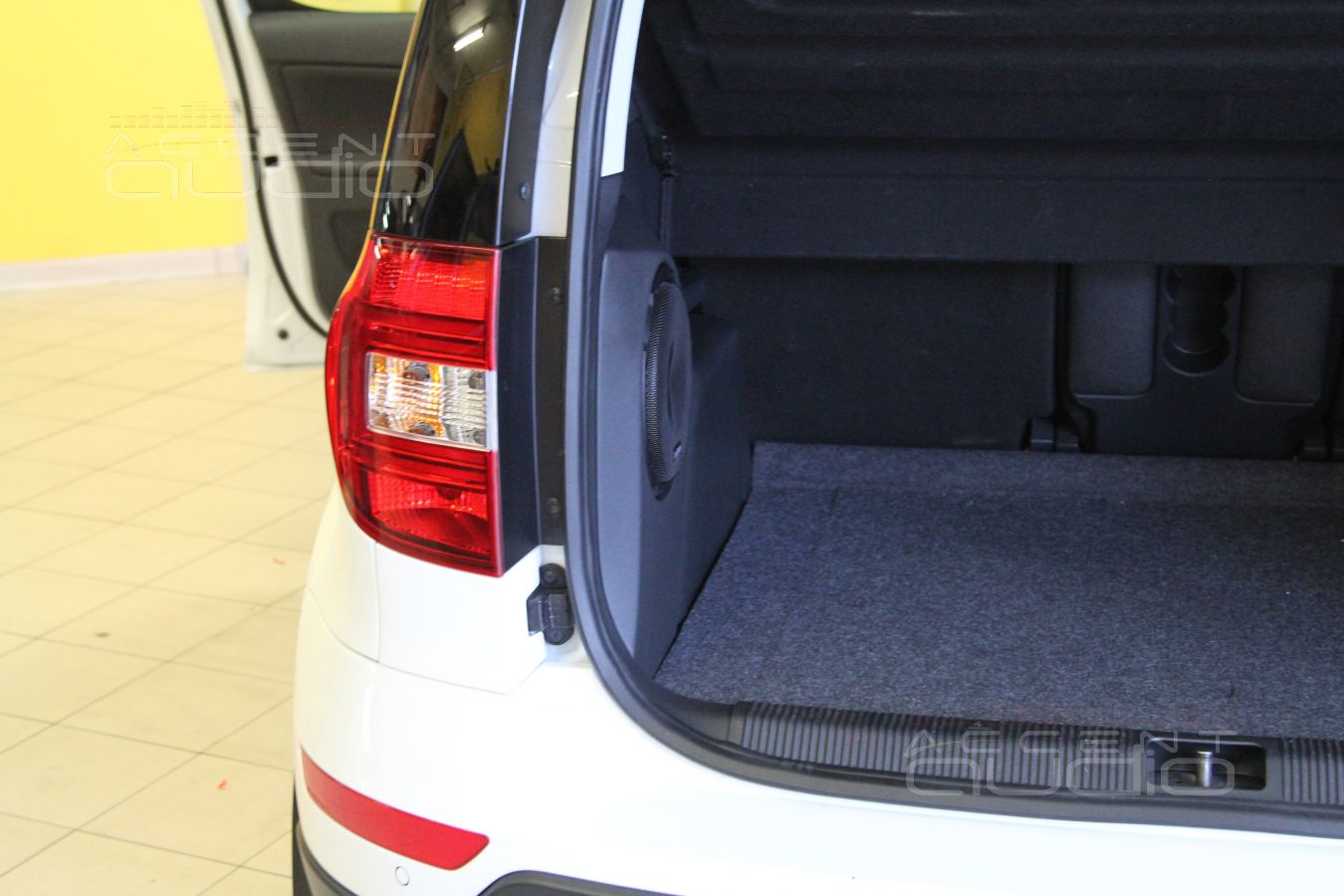 Сабвуфер-стелс для Skoda Yeti