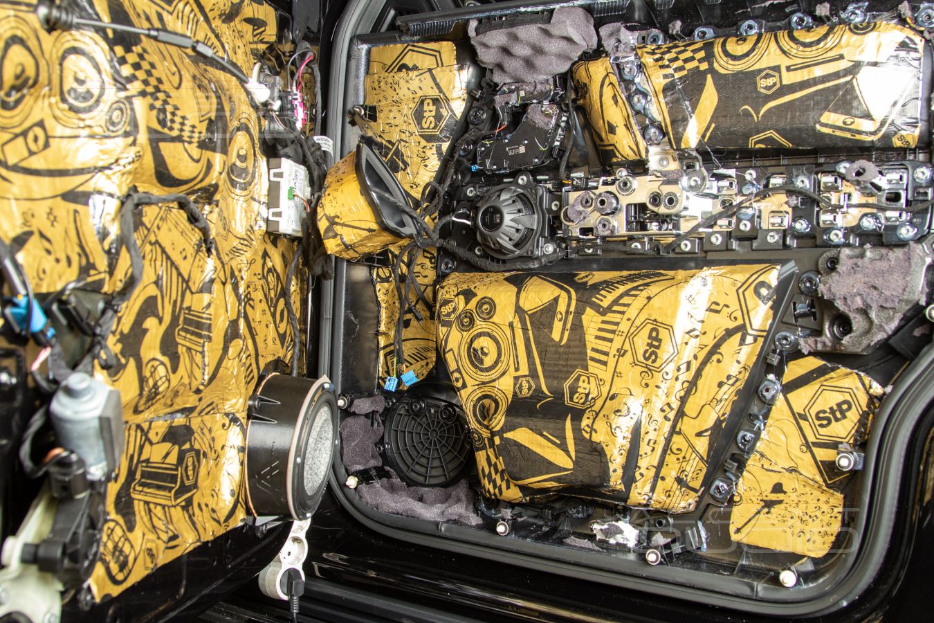 Штатная установка специальных динамиков BLAM MS 4N24 в Mercedes-Benz Gelandewagen