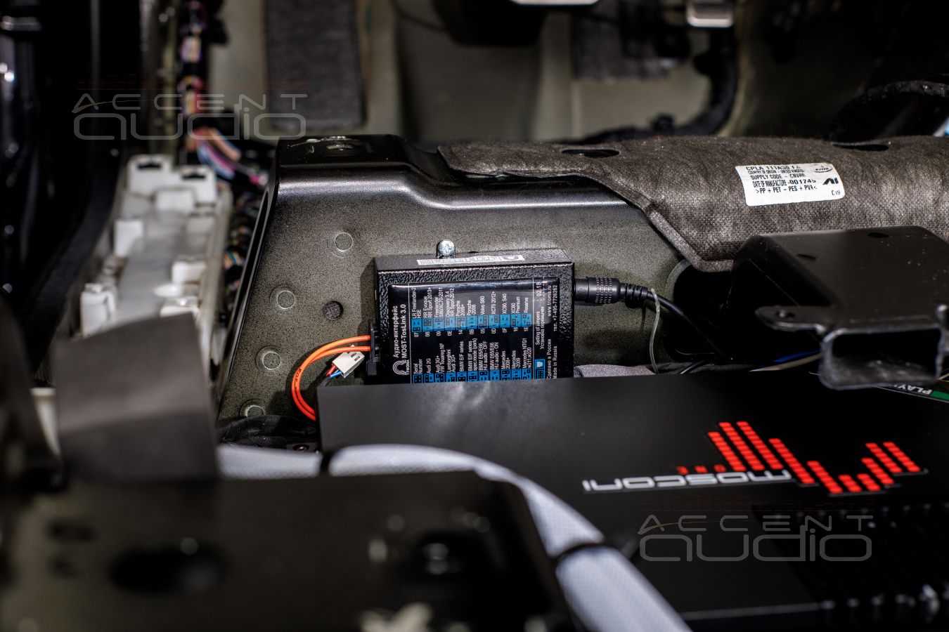 Установка сабвуферного усилителя Mosconi и аудиопроцессора Helix в Range Rover Autobiography