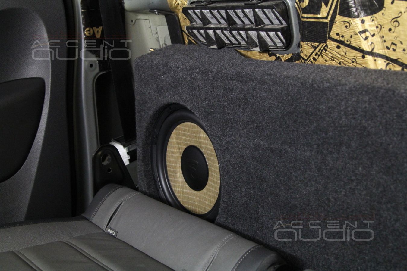 Сабвуфер-стелс для VW Amarok: Focal P25FS в корпусе SuperSlim