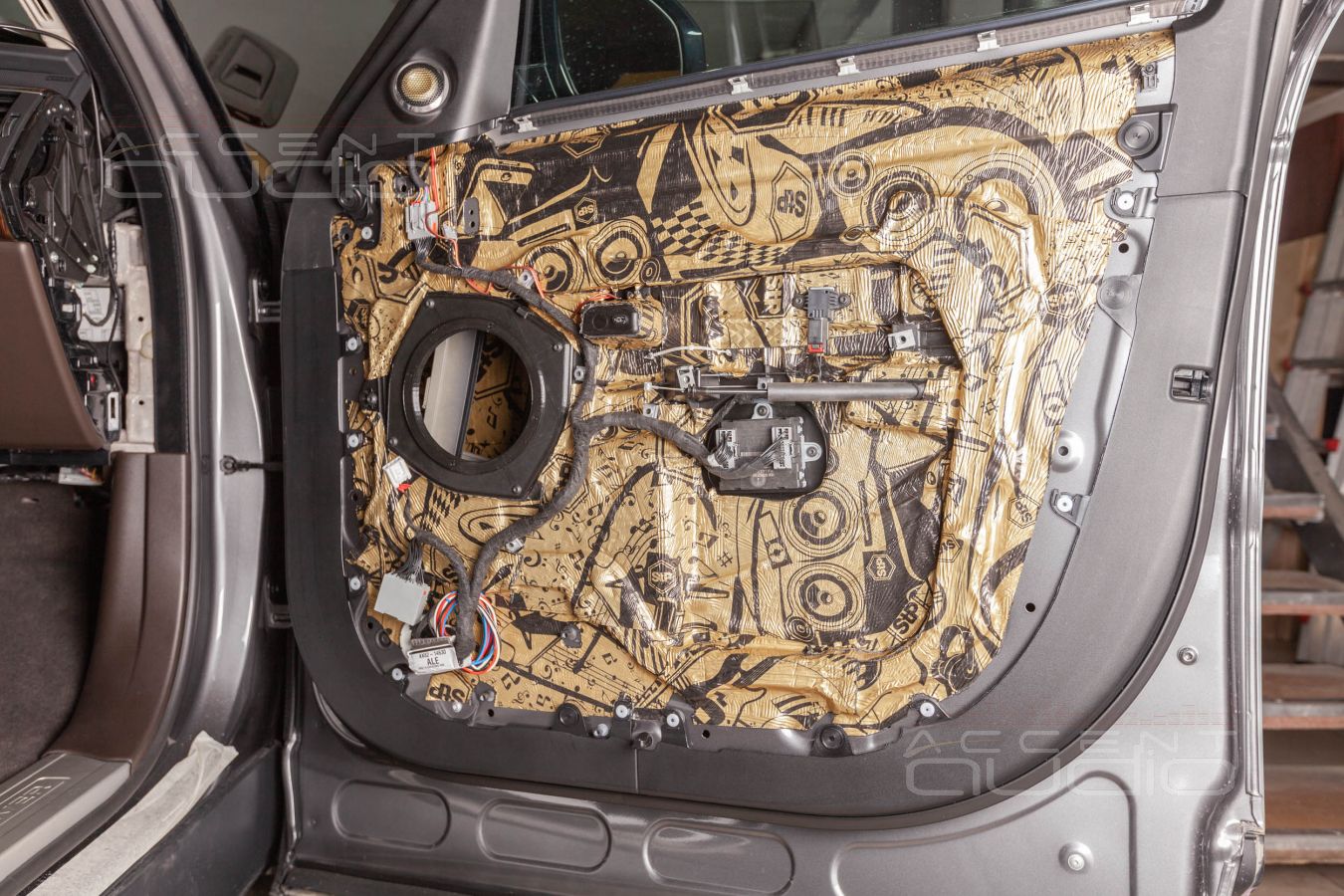 Аудиоподготовка дверей и установка мидбасовых динамиков Focal FLAX в Range Rover Sport