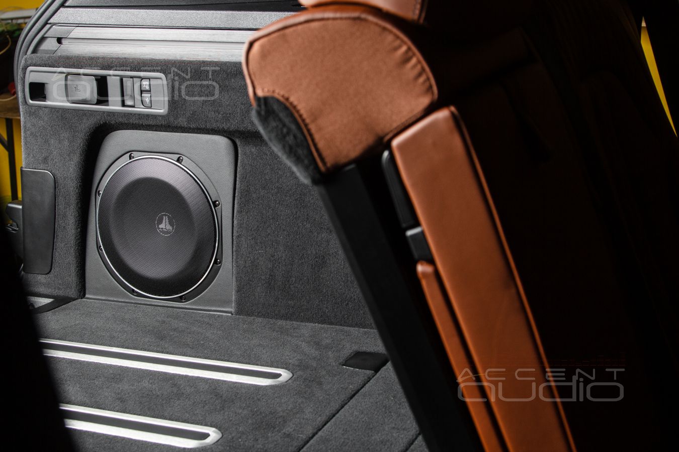 Главный по басу: сабвуфер-стелс для BMW X5 с динамиком JLAudio