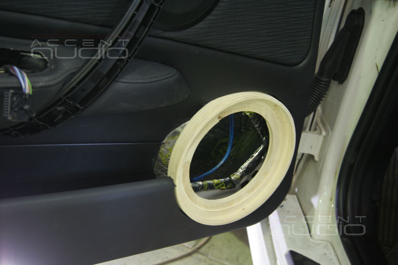 Мидбасы в двери BMW 118