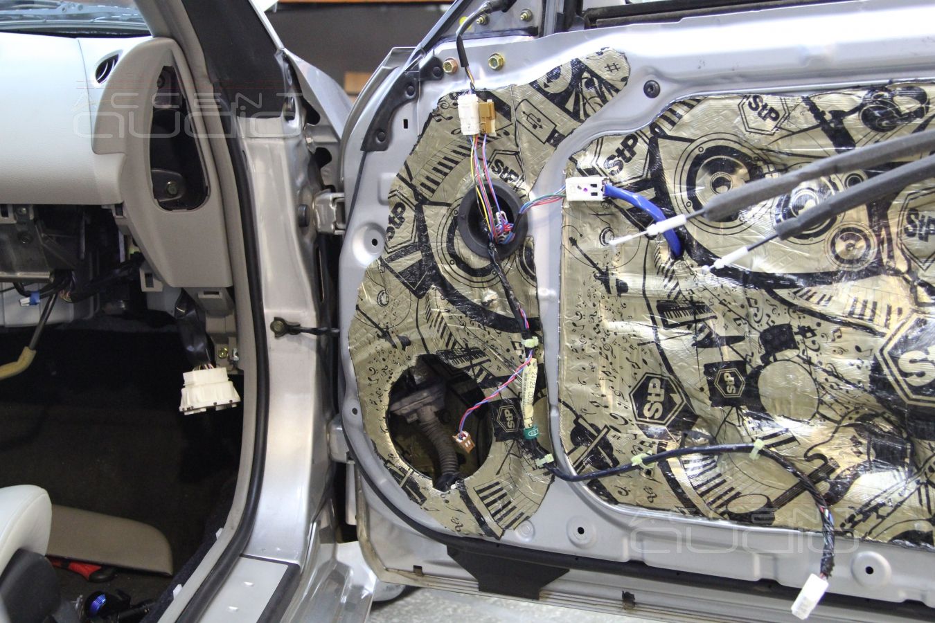 Установка акустики Focal Performance в Nissan 350Z