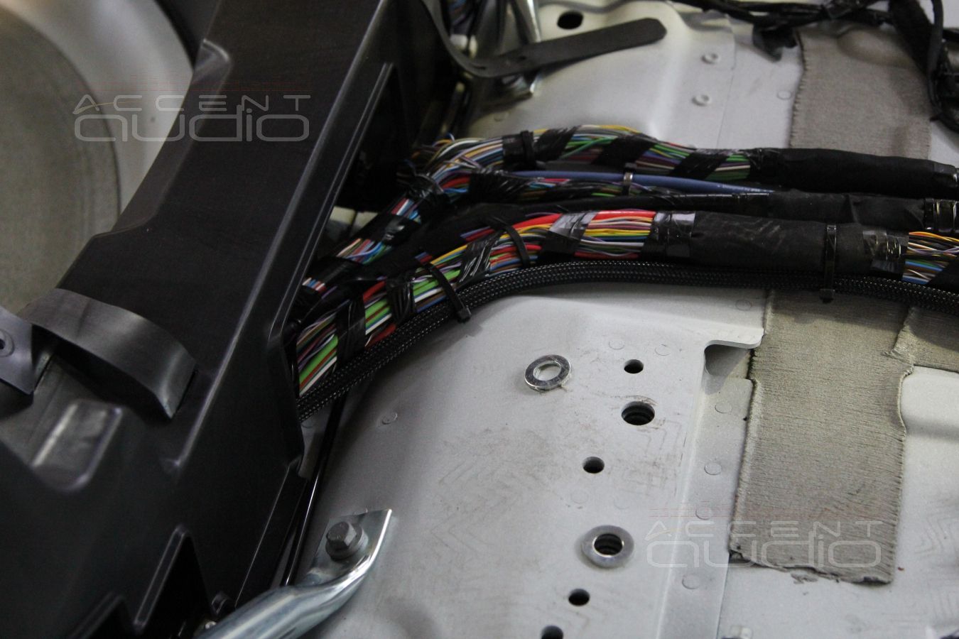 Прокладка проводки и установка усилителя