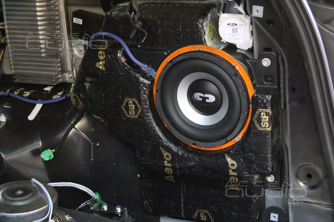 Сабвуфер в Ford Explorer 2014