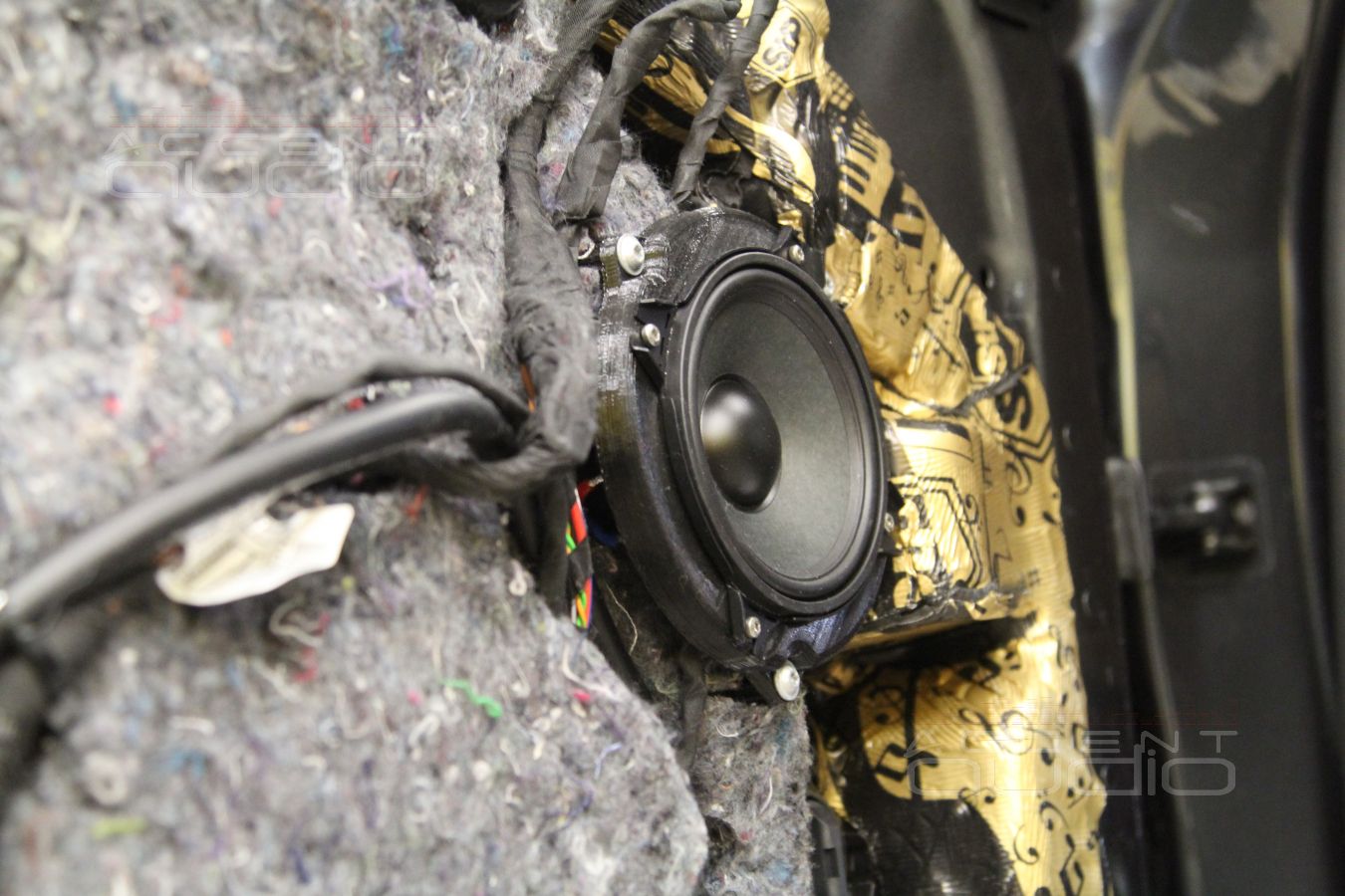 Установка твитеров и среднечастотных излучателей Dego в передние двери BMW 730LD