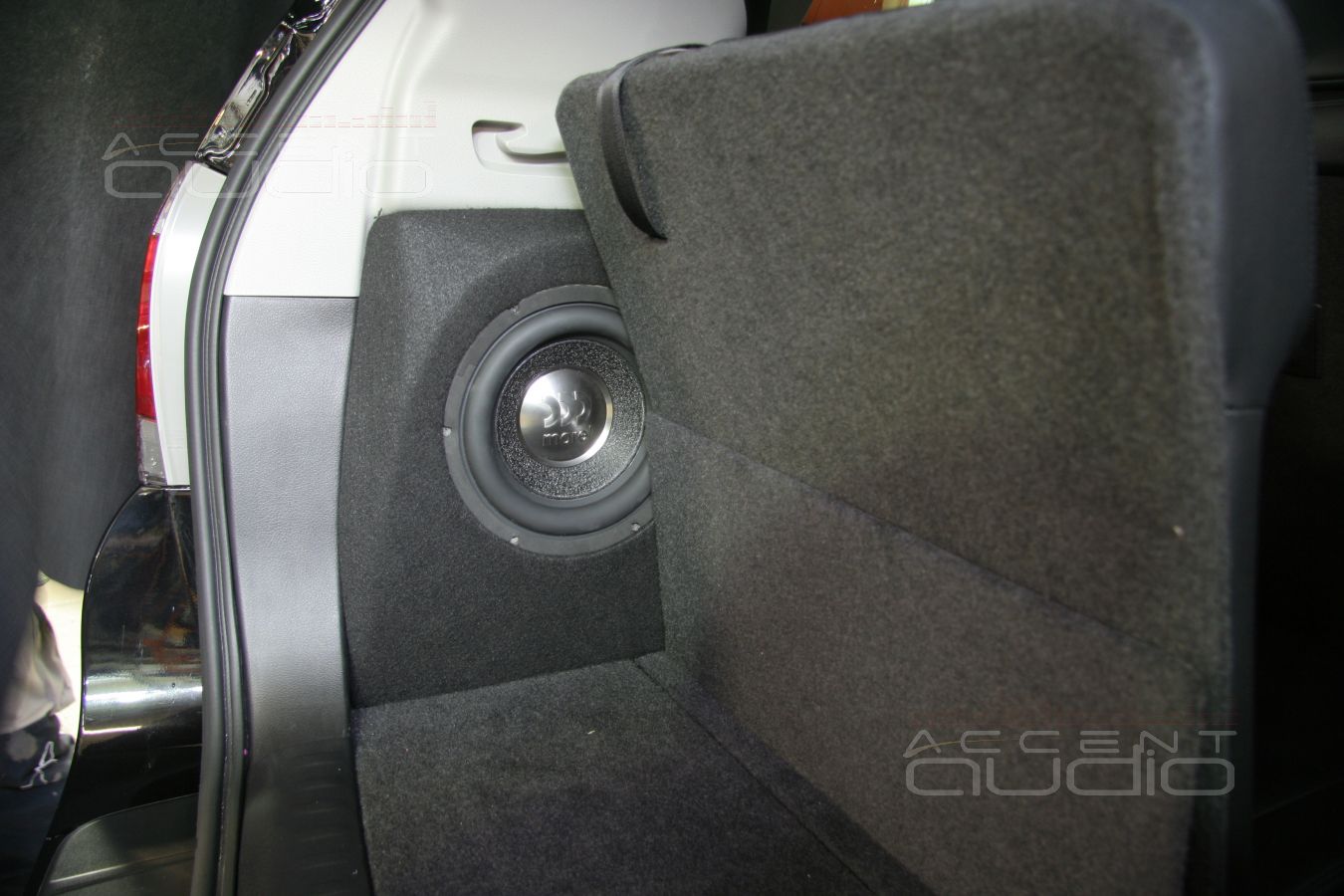 Встроенный сабвуфер в Toyota Highlander