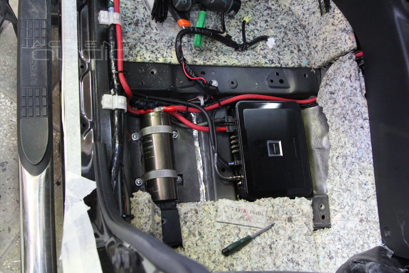 Куда установить усилитель в X-Trail ?