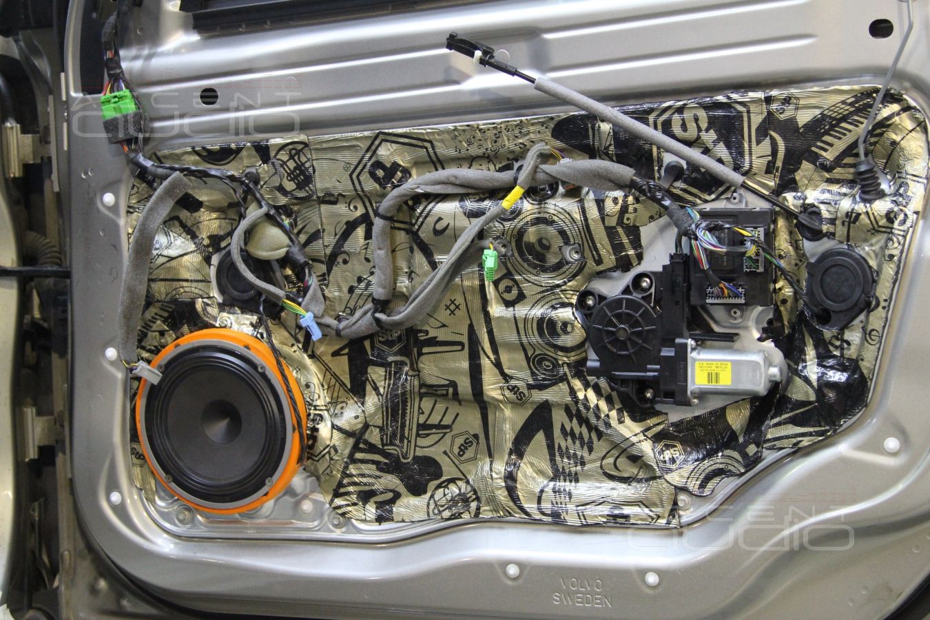 Установка акустики Audison VOCE AV K6 в Volvo XC 70