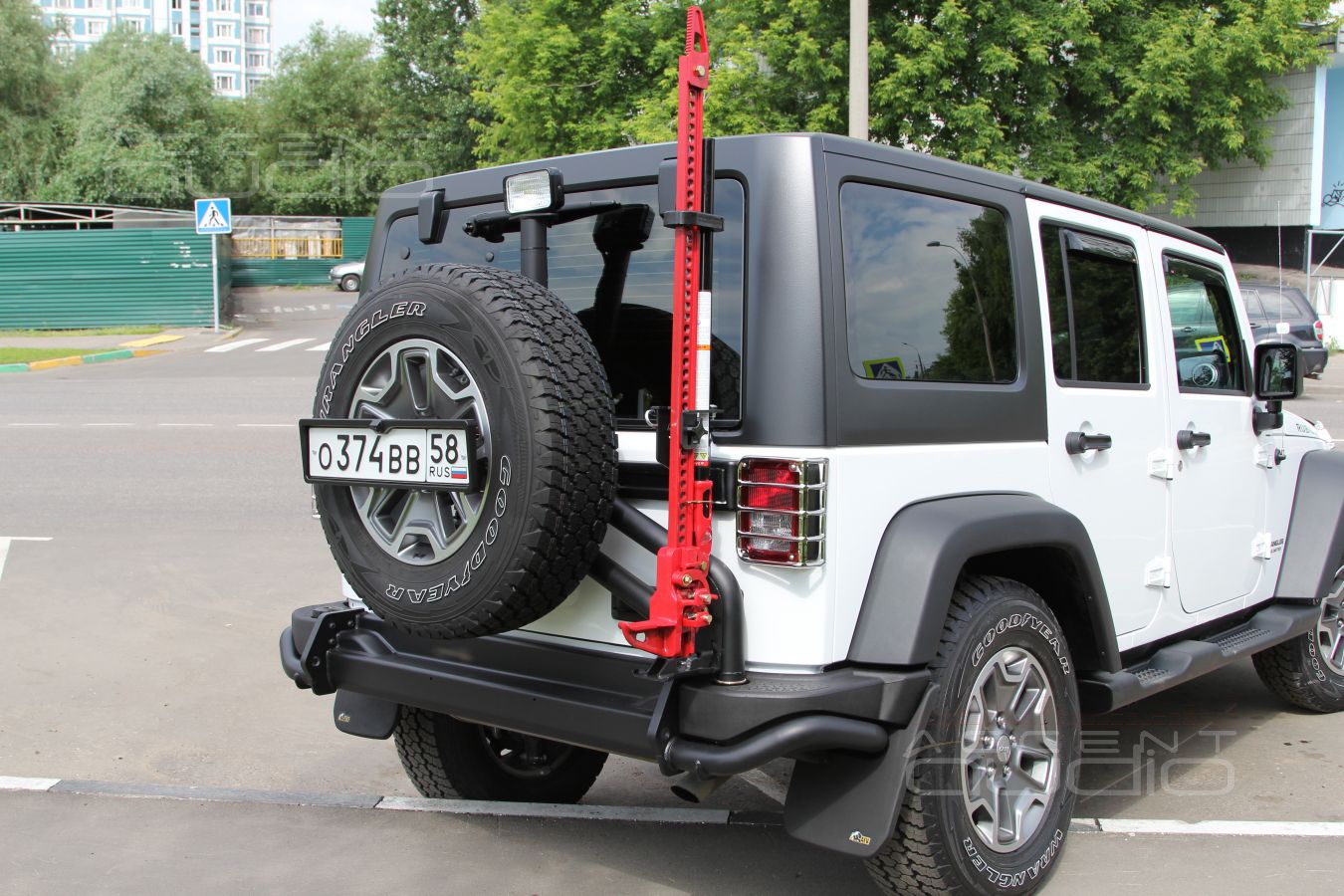 Задний силовой бампер с калиткой и настоящим домкратом