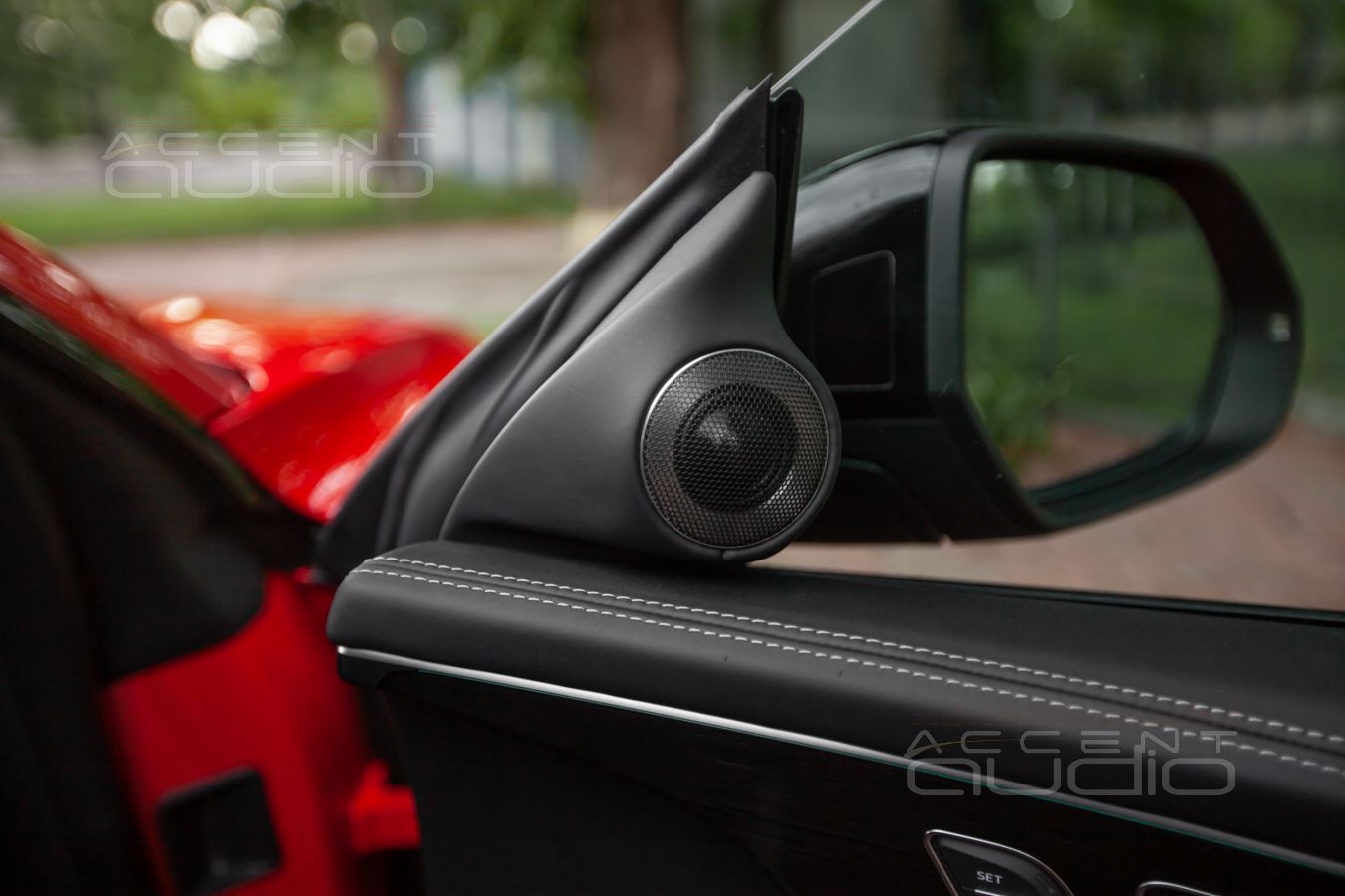 Правильное размещение высокочастотных динамиков в Audi Q8: подиумы под Brax NOX 28