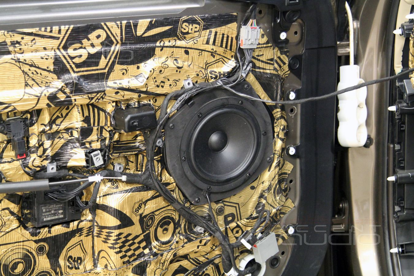 Установка автомобильной акустики: доброе прошлое подиумов, креплений и проставок