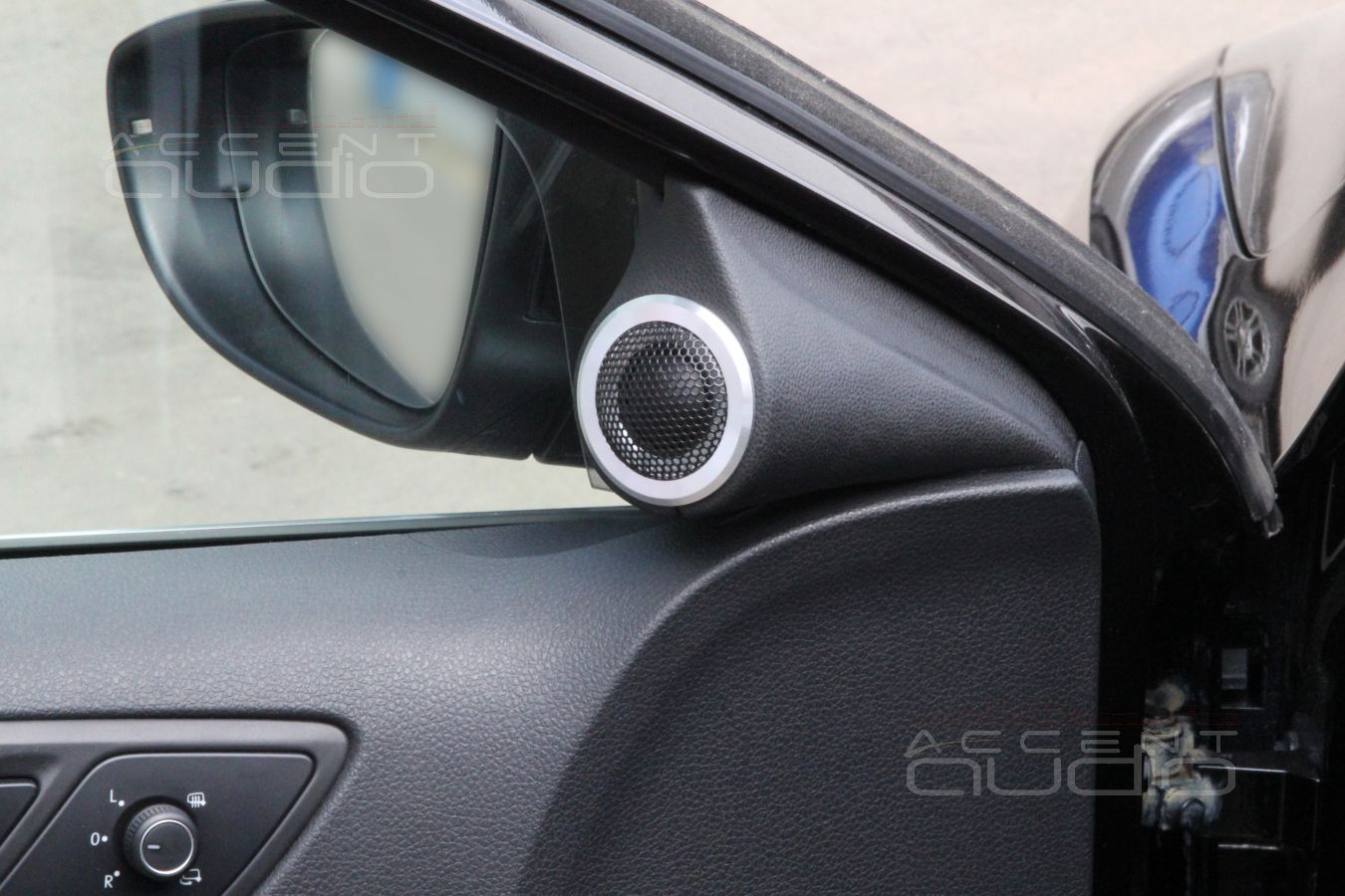 Установка акустики: подиумы для E.O.S AL-267 в Volkswagen Jetta