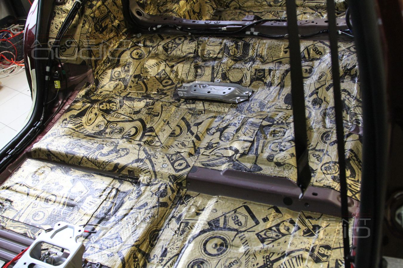 Скрытая установка усилителя Helix Psix и шумоизоляция Toyota Rav4