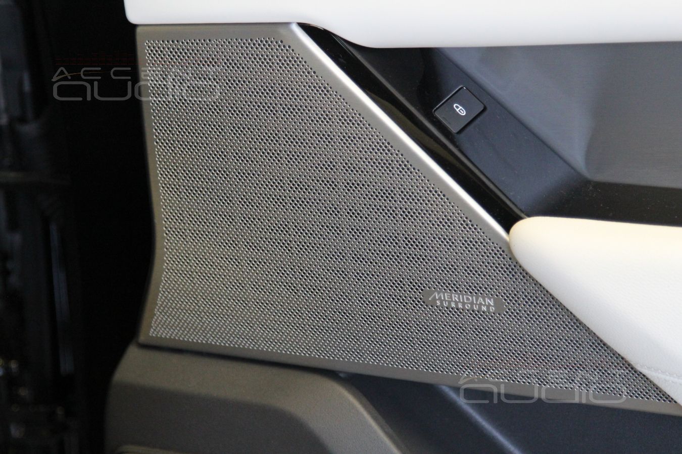 Разбираемся с заводскими системами в разных комплектациях Range Rover Velar