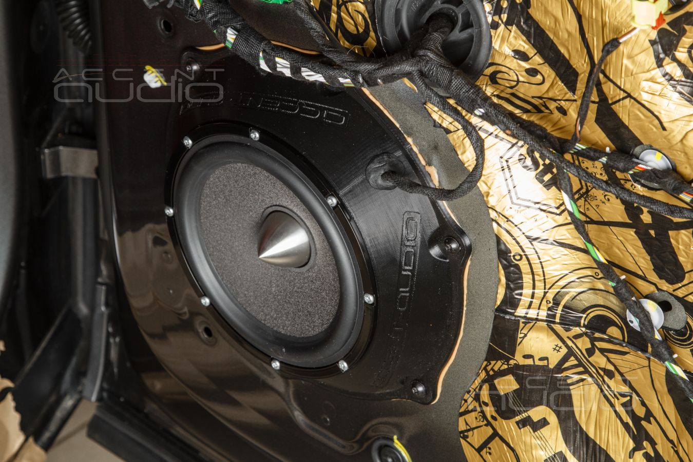 Лучшей машине – лучший мидбас: простая штатная установка Brax ML6P в Porsche Cayenne