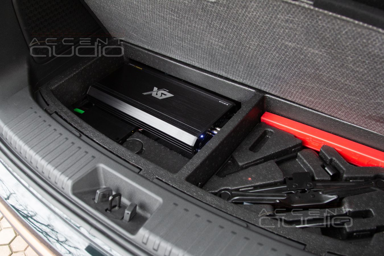 Скрытый монтаж усилителей Helix и ESX в Exeed