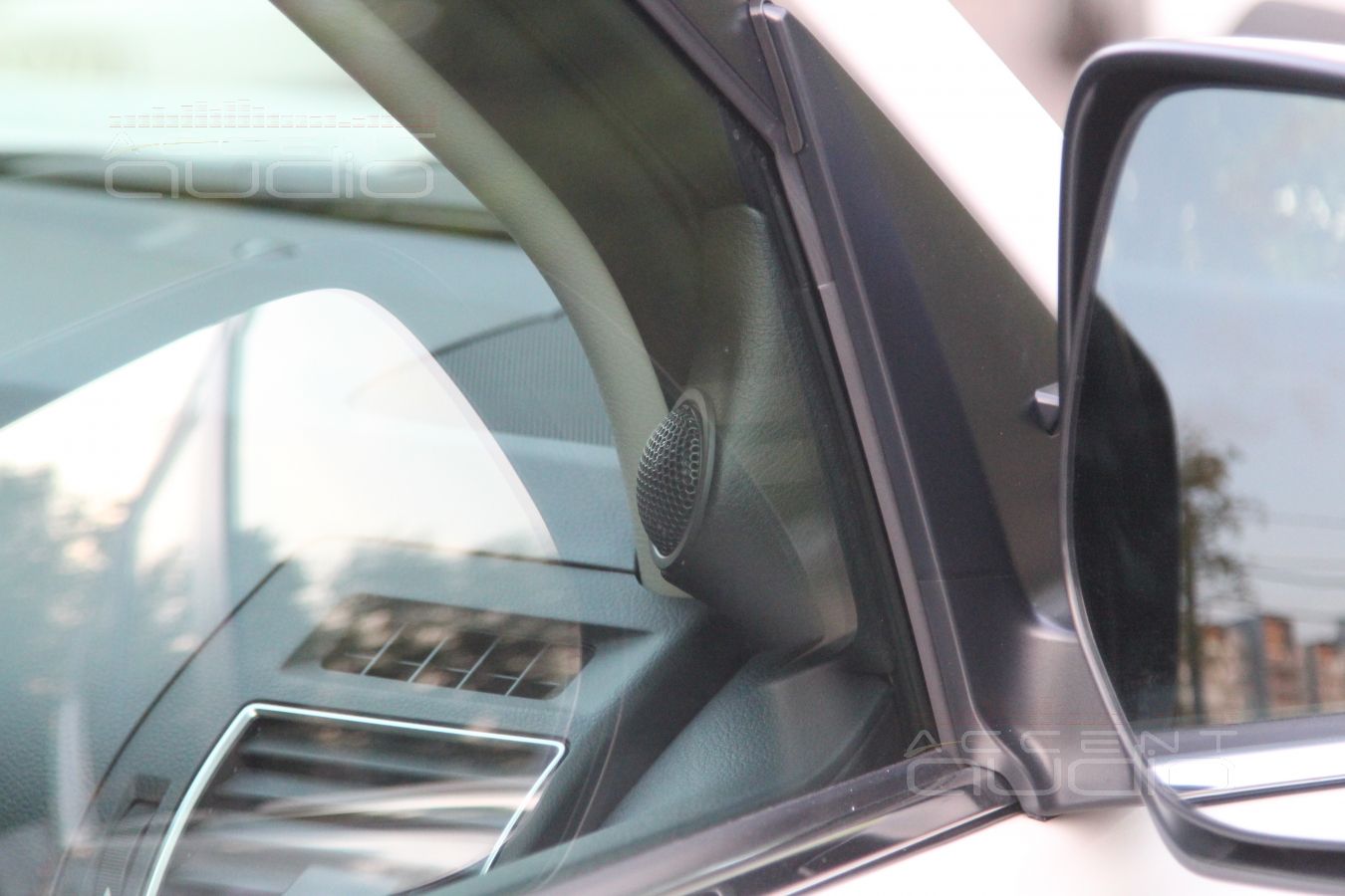 Установка трехполосной акустики в Toyota Prado 150: твитеры Eton и подиумы для них