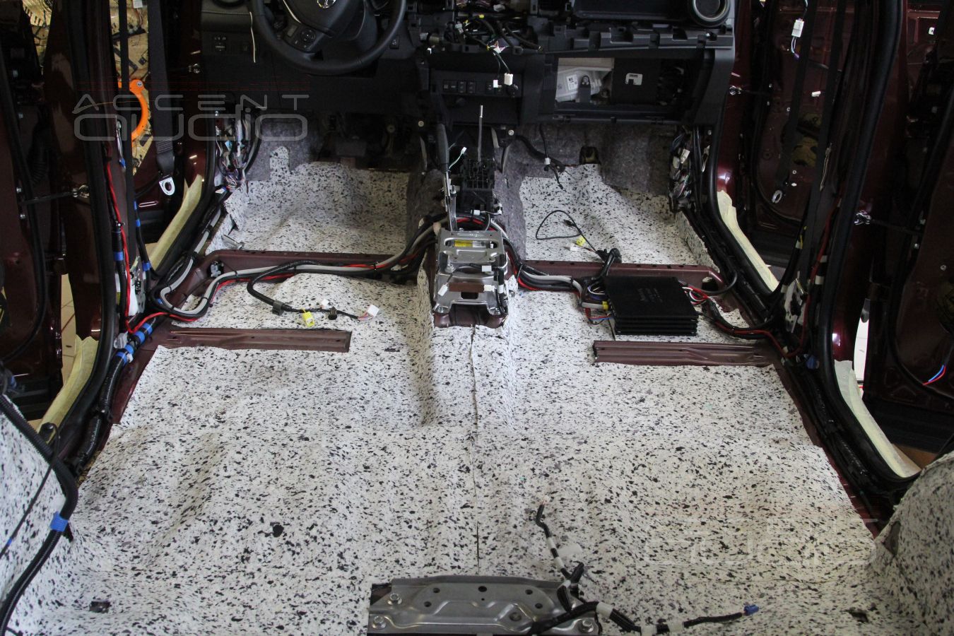 Скрытая установка усилителя Helix Psix и шумоизоляция Toyota Rav4