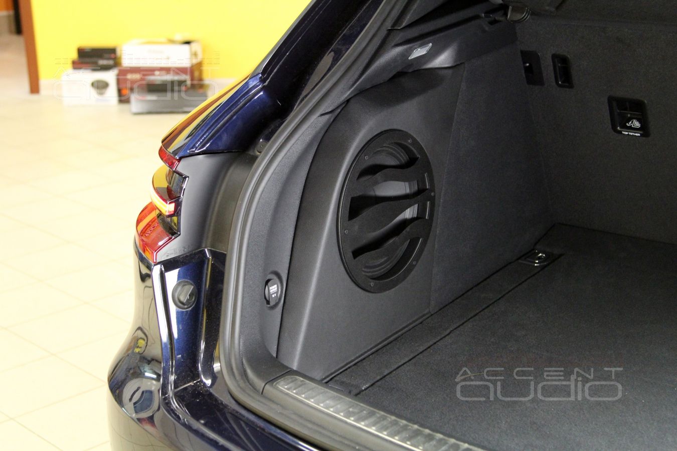 Сабвуфер в Porshe Macan