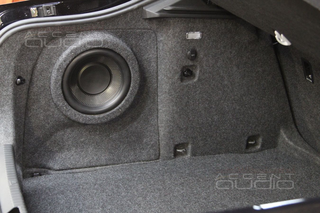 Сабвуфер стелс в левом крыле Skoda Octavia 3