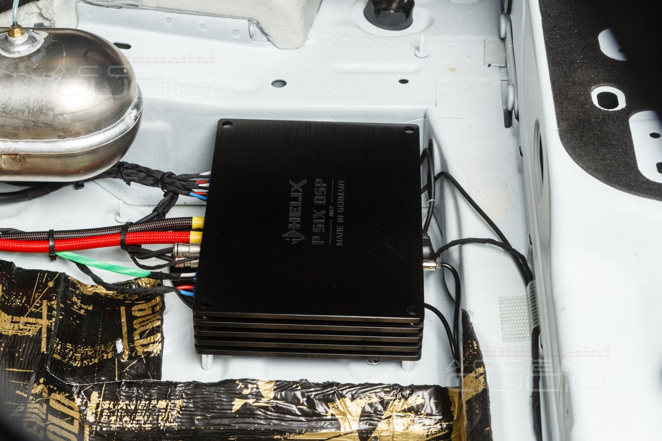 Скрытый, штатный монтаж усилителей Helix в Mercedes GLE