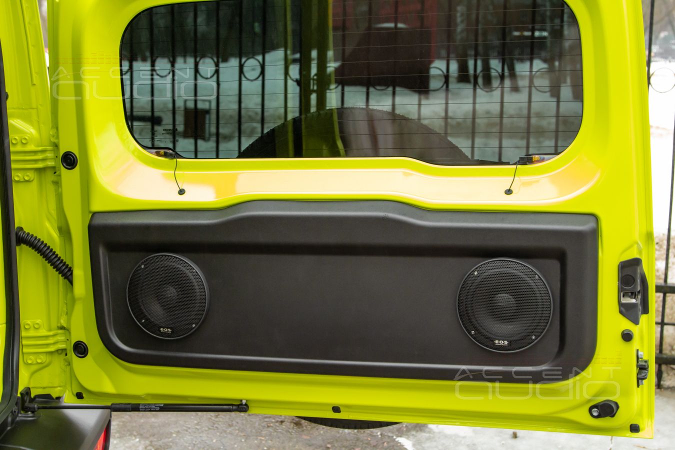 Тыловая акустика Challenger для OpenAir вечеГринок в Suzuki Jimny