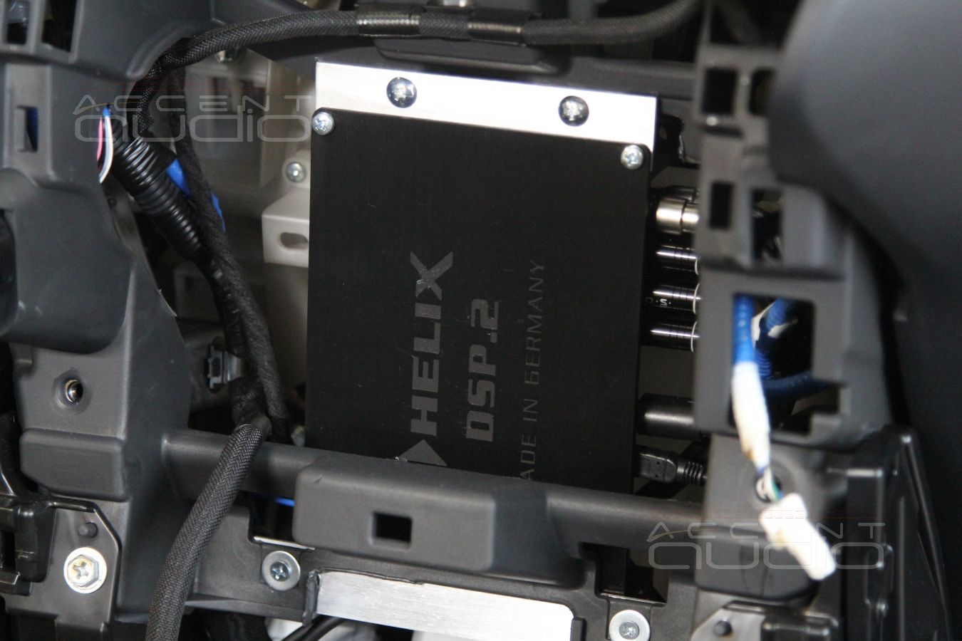 Установка аудиопроцессора Helix DSP.2 в Toyota Prado 150