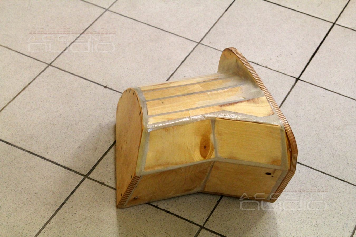 Деревянный стелс в Audi