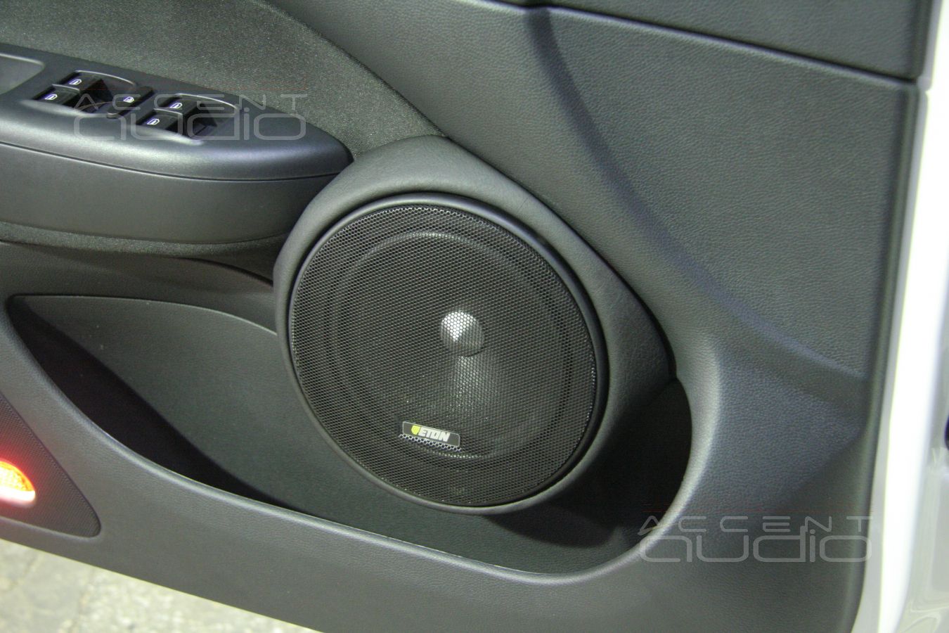 Правильная установка мидбасов в Skoda Octavia