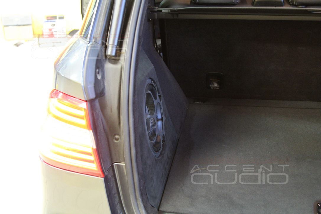 Сабвуфер, встроенный в крыло Mercedes GLE