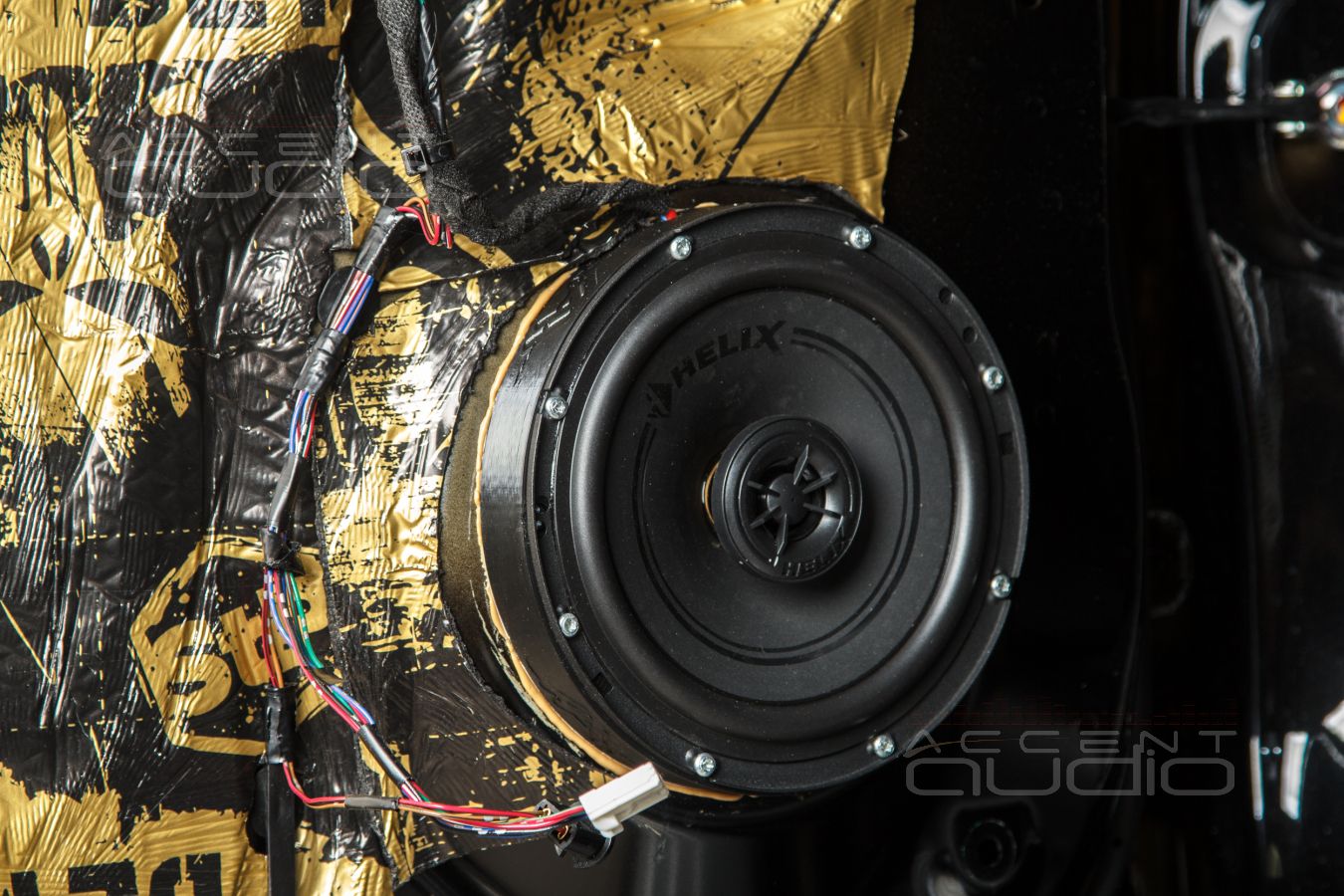 Комплект из двух подиумов для установки тыловых 165 мм мидбасовых излучателей в Mitsubishi Pajero Sport 2019-2024.