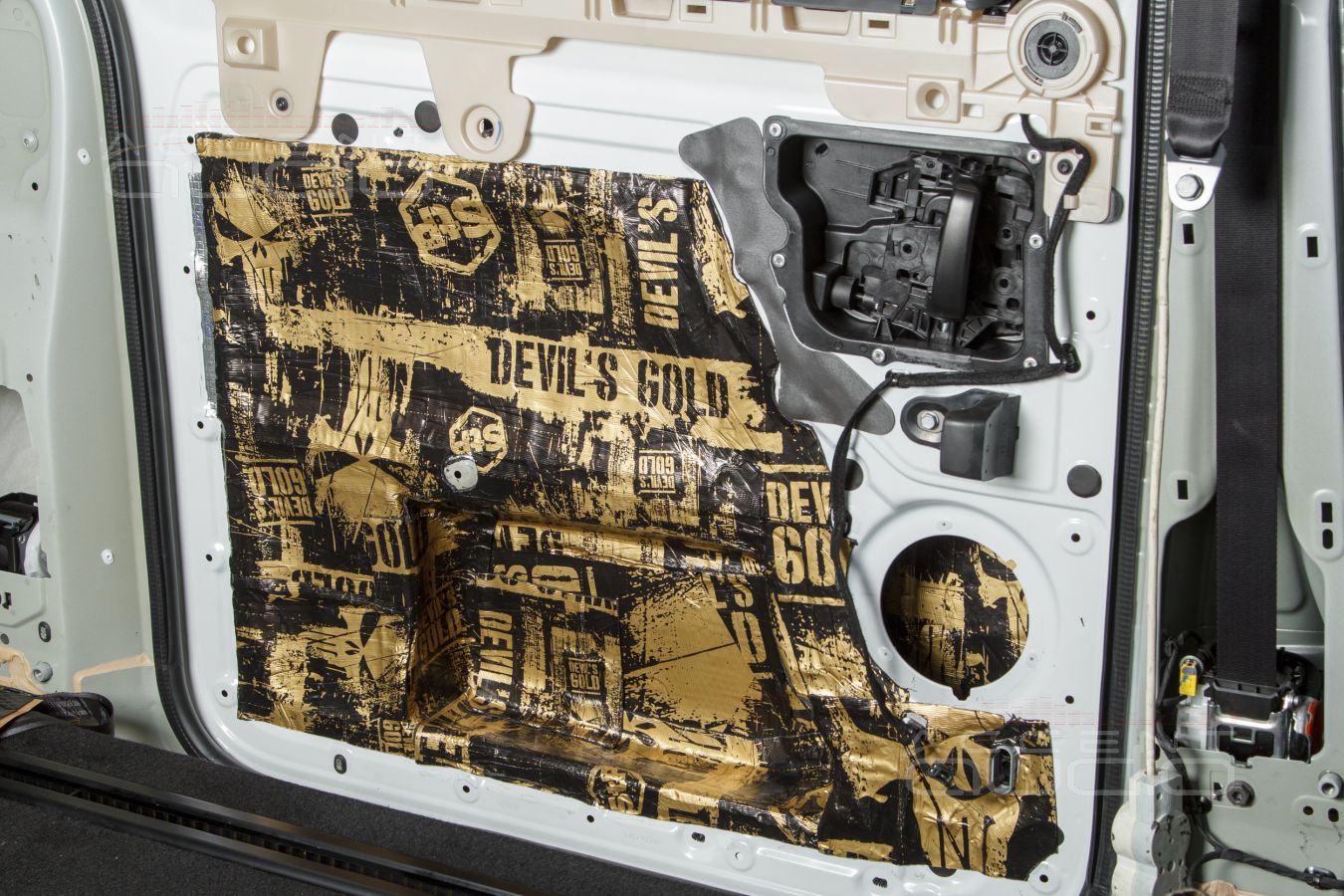 Аудиоподготовка, новые, быстрые и плотные мидбасы SOAudio в дверях Opel Zafira Life