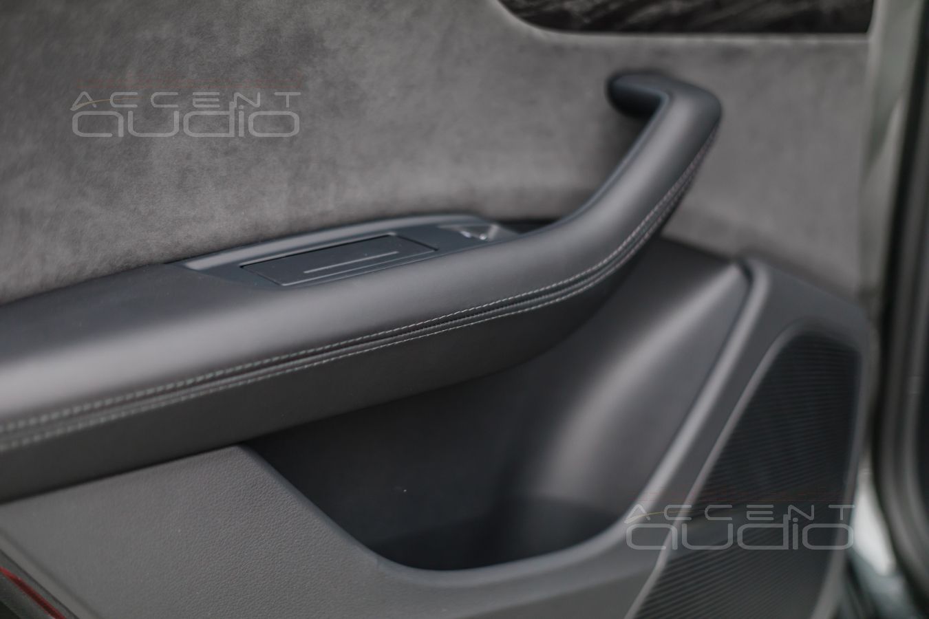 Перетяжка верхних деталей и ручек дверных панелей в кожу Nappa в Audi Q8