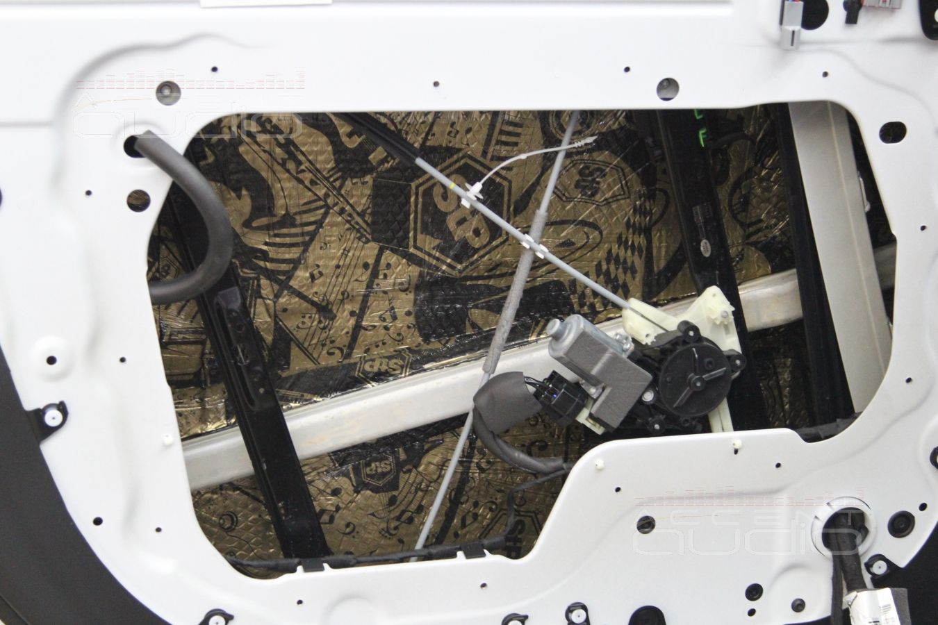 Установка трехполосной акустики Focal в Range Rover Sport