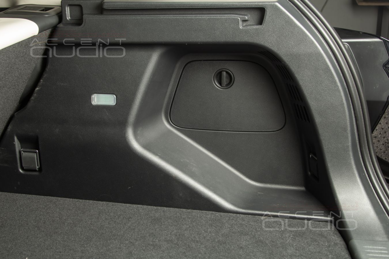 Полная и стильная интеграция: сабвуфер-стелс для Hongqi HS3